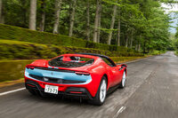 「フェラーリ296」シリーズのオープントップモデルである「296GTS」。2022年4月に世界初公開され、日本では同年6月に鈴鹿サーキットでお披露目された。