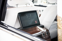 前席の背面には、ボタンひとつで展開・収納できる電動式リアピクニックテーブルとリアシアターモニターが組み込まれている。