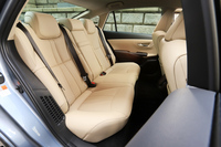 後席では、フロントシート下の足入れスペースを拡大。日本人の体形に合わせた座面形状のシートを採用し、長時間着座時の疲労低減を図っている。