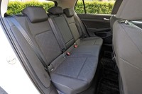 従来モデルと同じくリアシートは大人が過ごすにも十分な広さを誇る。後席用エアコン吹き出し口はエントリーグレード「eTSIアクティブ ベーシック」には備わらない。