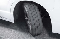 全長5300mmの堂々たるボディーでありながら、最小回転半径は5.6m。前輪は45度まで切れる。