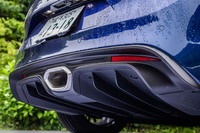 コックピットの真下からテールエンドまでをカバーする、長大なアンバーパネルディフューザーを装備。フロア下部のフラット化などと合わせて効果を発揮し、250km/h走行時で275kgものダウンフォースを発生させるという。