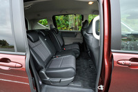 リアシートは6:4の分割式で、左右個別に格納や、リクライニングおよびスライド調整が可能となっている。