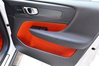 大型のペットボトルやノートパソコンがおさまるドアポケット(写真)は「XC40」のセリングポイントのひとつ。