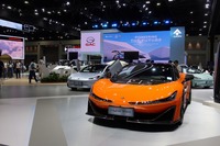 こちらは中国生まれの電動ハイパーカー「アイオン・ハイパーSSR」。最高出力1225PSを発生するモーターを搭載し、0-100km/h加速1.9秒を豪語する。