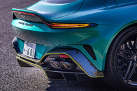 マットブラックの「クワッドエキゾーストテールパイプフィニッシャー」は、無償オプションアイテム。エクステリアの細部に組み込まれた「グロス2×2ツイルカーボンファイバー」のアイテムは、「アッパー/ロワーエクステリアパック」によるもの。