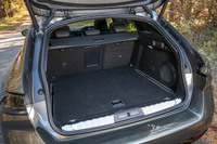 荷室容量は5人乗車時で530リッター。後席をたためば1780リッターまで拡張が可能だ。後席は荷室側からワンタッチでフラットに格納でき、またテールゲートにはバンパーの下で足を動かすだけで自動開口する、ハンズフリーオープン機能も備わる。