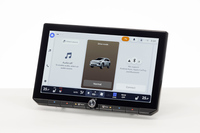 「トヨタRAV4」に搭載されるパナソニック オートモーティブシステムズ製のIVI。トヨタのソフトウエアプラットフォーム「アリーン」と連携するソフトウエアを搭載しており、運転支援システムを含む車載機能の通信アップデートにも対応している。