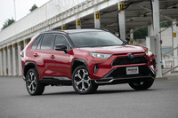 新型「ハリアー」と「GA-Kプラットフォーム」を共有する「RAV4」(写真は「RAV4 PHV」)。GA-KプラットフォームをベースとするSUVは、すべて同じチームが動的質感の開発を行っている。