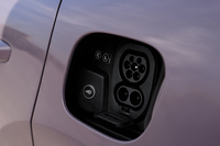 バッテリーは出力270kW(!)もの超急速充電に対応。135kWの急速充電器を使用した場合、残量が10%の状態からおよそ33分で80%の状態まで充電できるとされる。