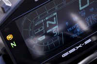 メーターパネルの画面表示。走行モードは左側グリップ部のスイッチ操作で切り替える。