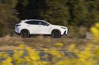 シャシーも“Fスポーツ”専用のセッティング。ボディーのしなりや微振動を吸収する「パフォーマンスダンパー」(前後)に加えて、減衰力可変式サスペンション(2段階)も装備する。