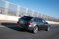 運転支援システムでは、これまで30km/h以下では機能しなかった前走車追従機能付きクルーズコントロールが、0km/hまで作動を続けるようになったほか、ストップ&ゴーにも対応。自動緊急ブレーキについては、夜間でも歩行者が検知できるようになった。