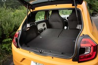 荷室の容量は荷室容量は174~980リッター。床下にエンジンを積むため床の位置は高いが、リアシートの背もたれを倒すとフラットな空間が広がる。