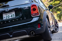 専用のツインエキゾーストパイプを採用。乾いた排気音も「ジョンクーパーワークス クロスオーバー」の魅力のひとつ。