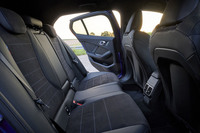 ホイールベースが変わっていないため、後席の空間は先代モデルと事実上変わらないようだ。ただし前席の背もたれ背面はこれでもかとばかりに削り込んである。