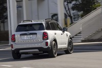 試乗車のボディーカラーは「セージグリーンメタリック」とともに新規設定された「ホワイトシルバーメタリック」。ルーフとミラーキャップのカラーリングはブラックがチョイスされていた。