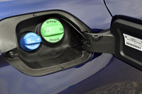 「パサート」のディーゼル車では、尿素水溶液（AdBlue）を使った排ガスの浄化システムが採用されている。写真左側の青いキャップがAdBlueの注入口で、緑のものは燃料（軽油）の給油口。