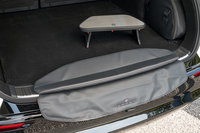 ラゲッジスペースで使うためのデッキチェアとデッキテーブルを装備(「Z」ではディーラーオプション)。使わないときにはどちらもスマートに収納できる。