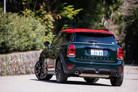 試乗車のボディーカラーは「レベルグリーンソリッド」と呼ばれる「ジョンクーパーワークス(JCW)」モデル専用色。これを含め「JCWクロスオーバー」には全7色が用意されている。