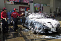 武蔵野のガソリンスタンドにて、アワアワな姿の「バイパー」。……オマエそれ最上級待遇よ。ちゃんと分かってんの?