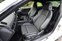 背もたれと座面部分にダイヤモンドパターンのステッチが施されたファインナッパレザーのRS専用「Sスポーツシート」を標準装備。前席にはヒーターと一回に約10分間作動するマッサージ機能が内蔵されている。