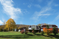 今回の目的地は、ユネスコがエコパーク(生物圏保存地域)にも指定している緑豊かな志賀高原。アウトローでアナーキーな「ダッジ・バイパー」で行ってよいものか、ちょっと考えさせられる観光地である。