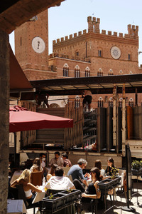 一団が去ったあと。設営の撤収作業を進めるトラックの傍らで、早速喫茶を再開する人々。