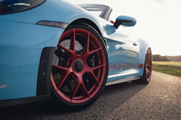足元には「911 S/T」と同じくセンターロック式のマグネシウムホイールを採用。軽量なカーボンセラミックブレーキも標準装備となる。