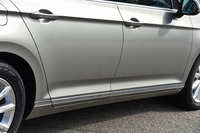 シャープなキャラクターラインとクロームのモールディングが目を引くドアパネル。写真は「TSIエレガンスライン」のもの。