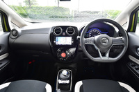 「e-POWER X」のインテリア。下部をフラットにした、新デザインのD型3本スポークステアリングが装備される。