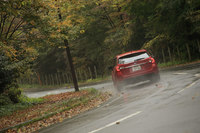 車種によって複数の4WDシステムを使い分けているスバル。「レヴォーグ」には、前:後ろ=45:55を基準としつつ、状況に応じて駆動力配分を連続可変制御する「VTD-AWD」が採用されている。