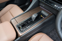 トヨタ式ハイブリッドのCVTと4段ATの組み合わせによって疑似的な10段変速を可能にしている。シフトセレクターの周りには光沢を抑えた木目調パネルが貼られる。