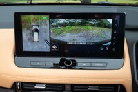 バックカメラのほか、フロントカメラや360度カメラがくっきりとした映像で映し出される。移動物を検知してマーキングしてくれる。