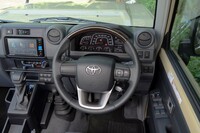 ステアリング機構には「路面からのキックバックが鈍い」「車軸懸架との相性がいい」「耐久性に優れる」等の特徴がある、リサーキュレーティングボール式を採用。初めての人は、そのダイレクト感のない操作性にとまどうことだろう。