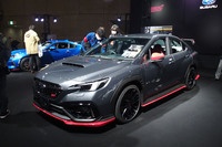 「STIパフォーマンスパーツ」を装着した「WRX S4 STIパフォーマンス コンセプト」。カーボンリアスポイラーやパフォーマンスマフラーが特別装備されている。