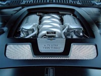 ツインターボ化された、6.75リッターV8エンジン。パワーアップによる性能やドライバビリティの向上に加え、2004年のグローバル排気ガス規制に対応するなど、エミッションも低減した。