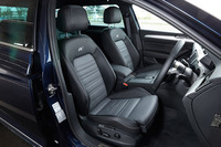 「Rライン」に装備されるナパレザーのスポーツシート。フリントグレーとチタンブラックのツートンカラーとなる。