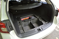 荷室の床下には、予備の収納スペースが確保される。その中には、空間を小分けにできる仕切り板も。