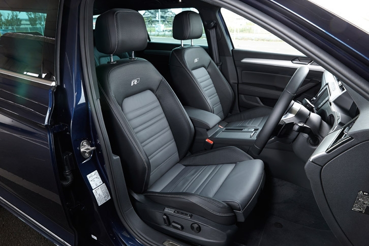 「Rライン」に装備されるナパレザーのスポーツシート。フリントグレーとチタンブラックのツートンカラーとなる。
