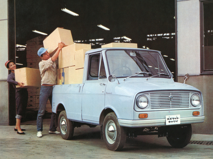 1961年「スズライト・キャリイ」。初代キャリイは359cc空冷2ストローク2気筒エンジン(最高出力21PS)をシート下に積んだセミキャブオーバー型で、名字がスズキではなくスズライトだった。
