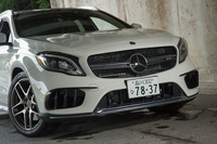 フロントマスクについては、グリル内のツインルーバーや大型のエアインテークを特徴とする、最新のAMGデザインへとアップデートされた。