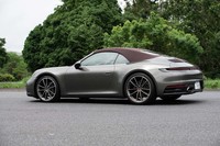 試乗車は「アベンチュリングリーン」のボディーカラーに「ブラウン」のソフトトップという渋い組み合わせ。