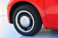 「オリジナル」グレードのホイールは14インチサイズのスチール製。クラシカルなデザインのディッシュホイールが組み合わされる。