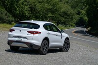 車名の「Ti」は「Turismo Internazionale」の頭文字。スポーツ性能とラグジュアリー性能を併せ持った、グランドツアラー的なポジションとされている。