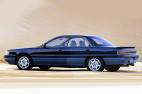 ユーノス店向けの双子車である「ユーノス300」。内外装のわずかな差異のほか、エンジンの種類やチューンが少々異なった。