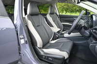 サポートワイヤの代わりに座面周囲にインサートワイヤを内蔵する、乗降性に配慮しながらホールド性を確保したという新形状のシートが「レヴォーグ レイバック」に採用された。