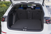 荷室の容量は611~1642リッター。ハッチバックは341~1197リッターなのでまさに圧倒的だ。