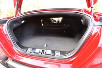 大きな荷物の積載については、写真のように後席の背もたれを倒すことで対応できる。背もたれのリリーススイッチは荷室内に備わる。