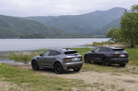 福島・裏磐梯に向かう湖のほとりにたたずむ「E-PACE」(写真左)と「F-PACE」(同右)のPHEV。時代の要請に応えるように電動化を推し進めても、ジャガーは長い内燃エンジン時代に培った官能的な走りを忘れないだろう。
